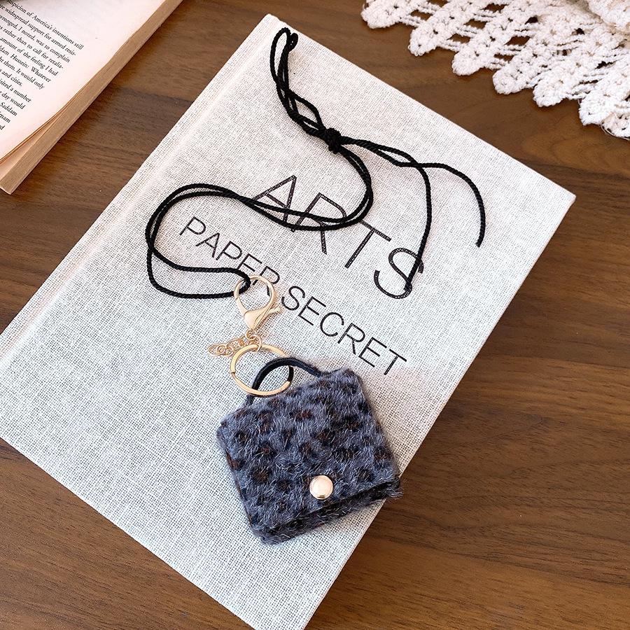 Ciondolo e Collana in Pelle con Stampa Leopardo: Moneta, Auricolare, Custodia per Occhiali e Catena per Maglione – Ornamento di Lusso.