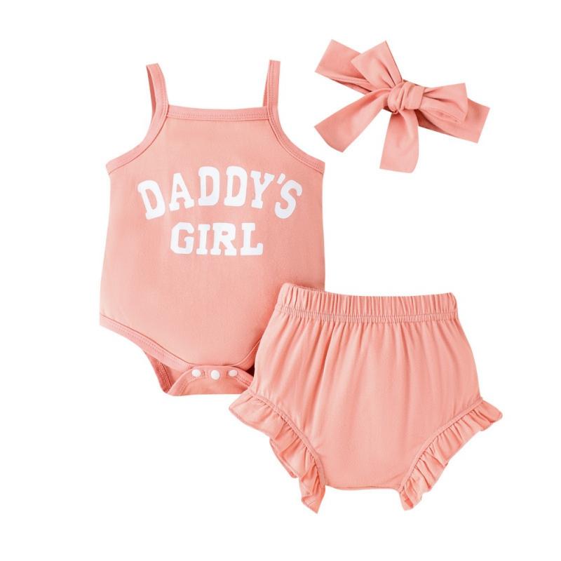 

Комплект из трех предметов: комбинезон-шорты на подтяжках для девочки, шорты и повязка на голову. Детский набор-ромпер. 12-18M