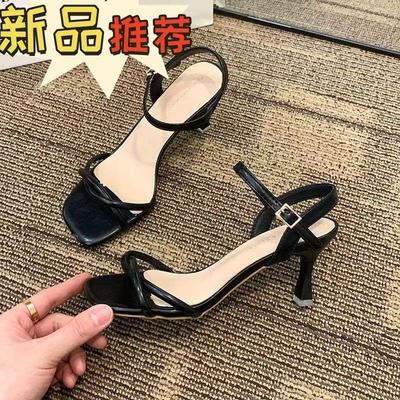 2025 Sommer neue dünne Riemen quadratischer Kopf Ein-Wort-Sandalen vielseitige hohe Absätze ausländische koreanische Version mit Rock leichte Luxus-Damenschuhe