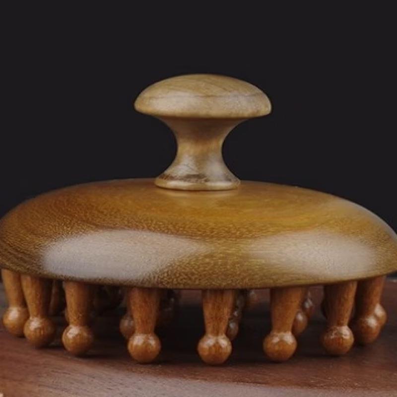 Золотая расческа-массажер для кожи головы из сандалового дерева