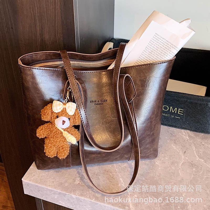 Large capacity commuter tote bag women's 2025 new trendy autumn and winter fashion versatile high sense going out shoulder bag