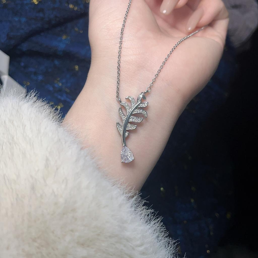 Temperament O-Chain Leaf Rhinestone Necklace Stud Earrings Design Inlaid With Diamond Collarbone Chain Pendant