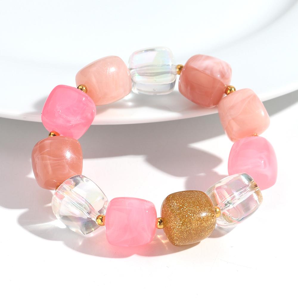 Neues mehrfarbiges geometrisches Acryl-Perlenarmband für Damen Trendiges unregelmäßiges quadratisches Harz-Elastikarmband Handgemachter Schmuck Geschenk