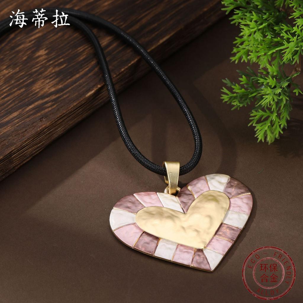 Nouvelle couleur émail amour corde en cuir long pendentif femmes exagéré en forme de cœur polyvalent long collier