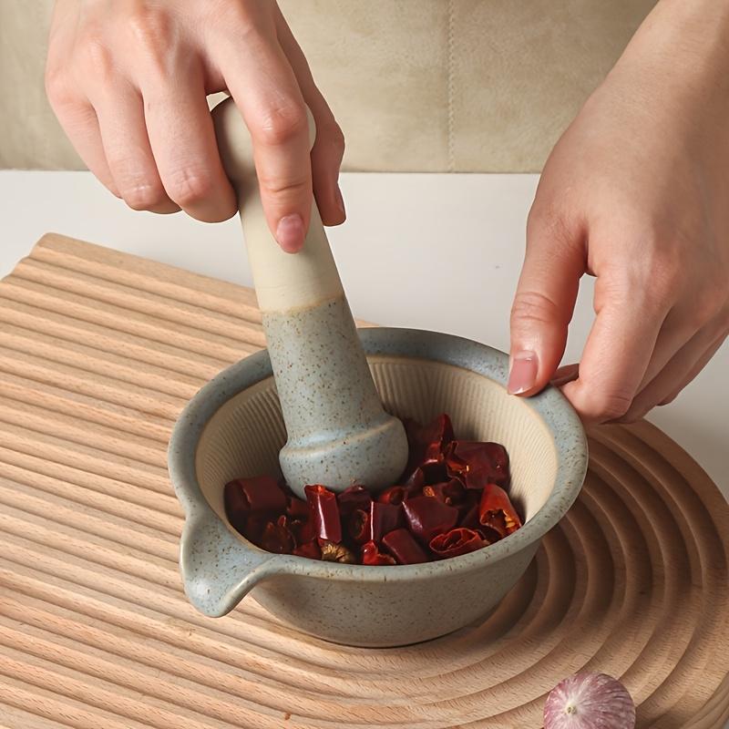 Un set di ciotole giapponesi in ceramica per macinare con un pestello, ideale per preparare la pasta di riso, adatto per utensili manuali da macinazione domestica.
