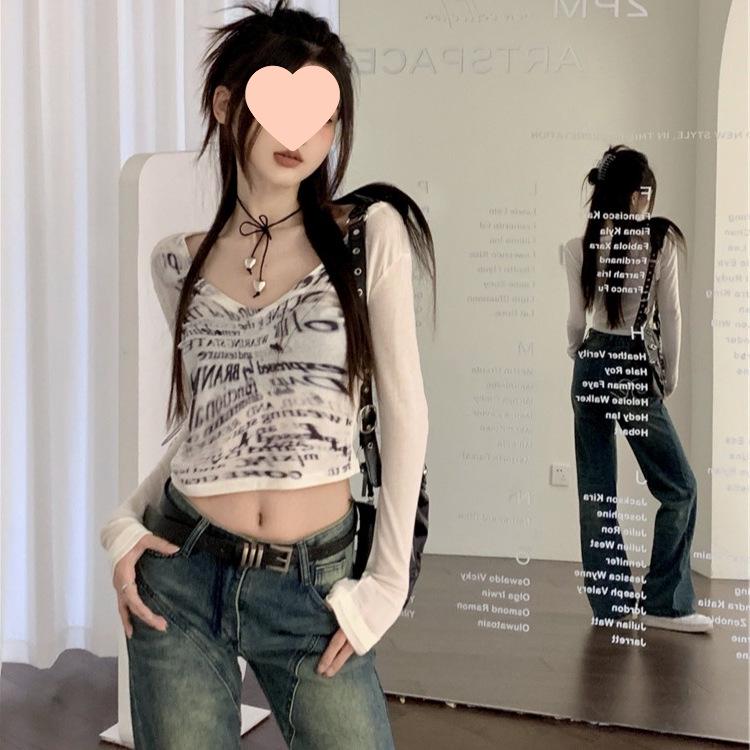 Women's Y2K Slim Fit V-Neck Letter Print Long Sleeve Crop Top