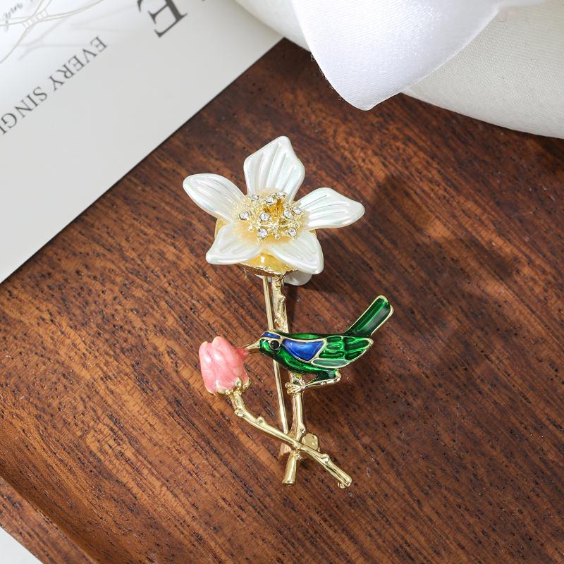 Elegant Flower Pearl Brooch Gold Tone Shell Petal Lapel Pin For Women Suit Coat Dress Jewelry Gift