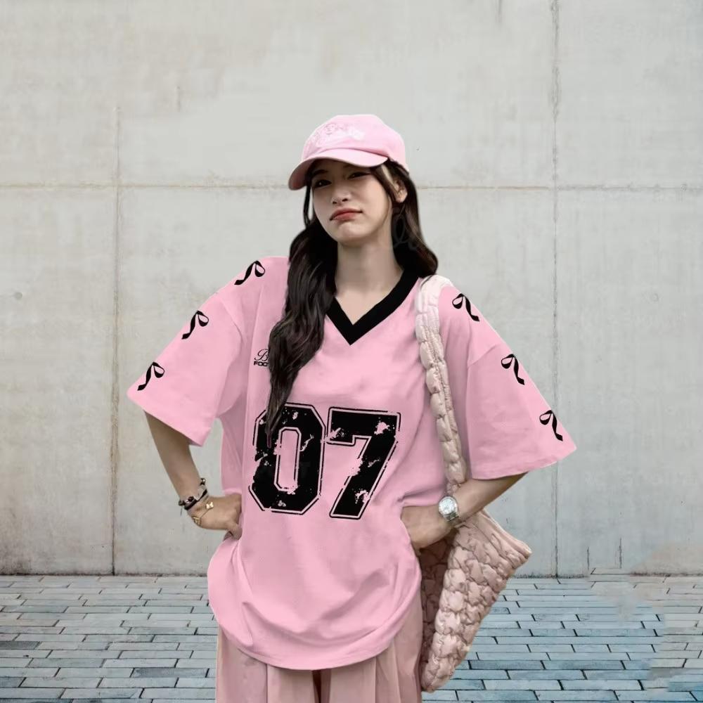 Ny dame størrelse 7 trykket V-hals kort ermet sommer fotballfan uniform, løs avslappet sport dame T-skjorte