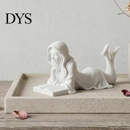 Elegante Wohnkultur Akzente Lesendes Mädchen Figur, 3D Gedruckt Auf Dem Bauch Liegend Künstlerische Schreibtischdekoration Skulptur, Frauenstatue für Büro