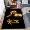 """Czarny Dywan ze Wzorem Złotej Kuli i Tekstem Cristiano Ronaldo""" Nadaje się do użytku jako antypoślizg do salonu, sypialni, sof"""