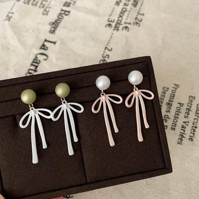 Un paio di orecchini a bottone con fiocco opaco e perle da donna, dolci e raffinati, orecchini e orecchini versatili.