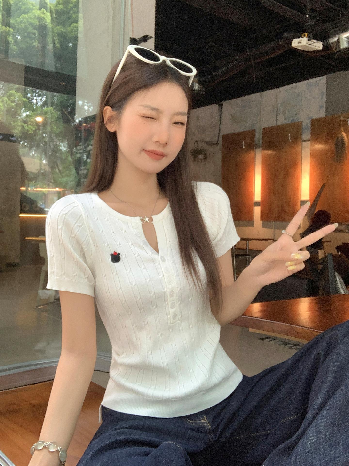 

French pure desire style button-up semi-open neck short-sleeved t-shirt knitted sweater women s summer new slim-fitting and thin S белый