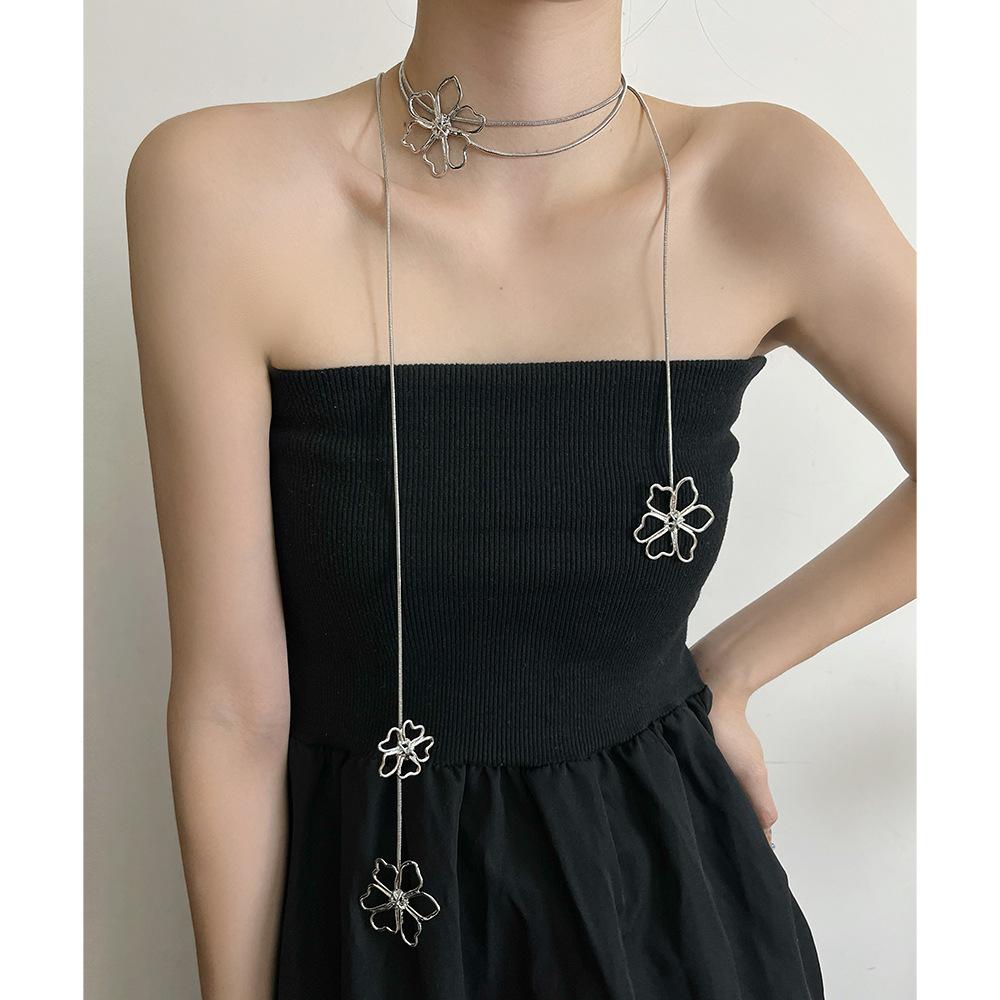 Collana a Fiore di Temperamento Elegante Classico di Alto Senso, Adatta per Abbinamenti Festa Donna