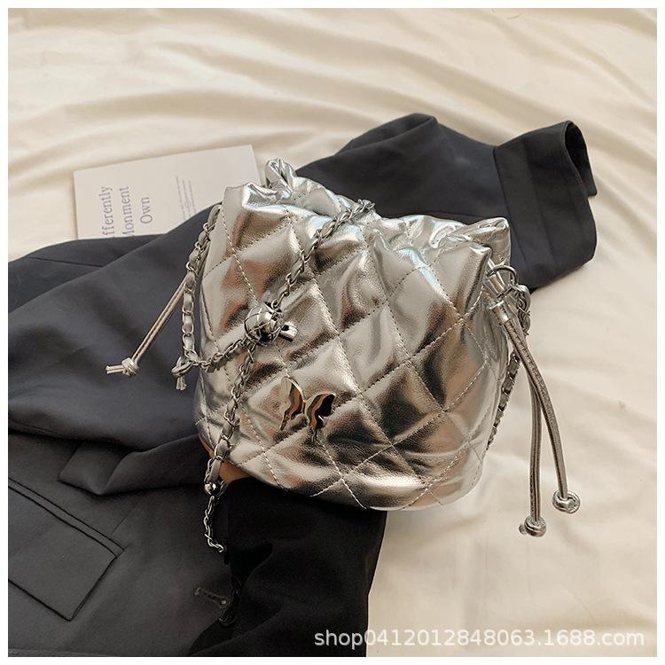 

Summer super fire silver bucket bag 2025 new fashion diamond chain messenger bag Korean version commuter shoulder bag