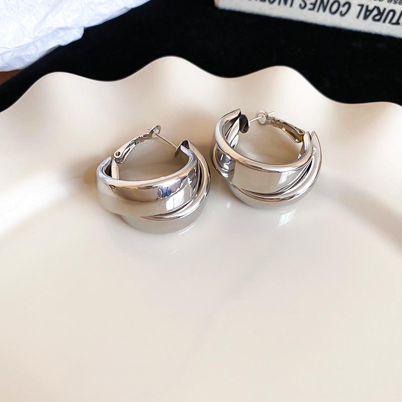Double-Layer Criss-Cross Metal Hoop Earrings: Fashionable European & American Design with a Simple, Elegant Style.