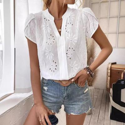 Blusa Blanca de Encaje Hueca Moda Femenina Elegante Cuello en V Holgada Dulce Camisas Casuales para Damas Oficina Mangas Cortas de Pétalo Tops Simples Ropa Femenina