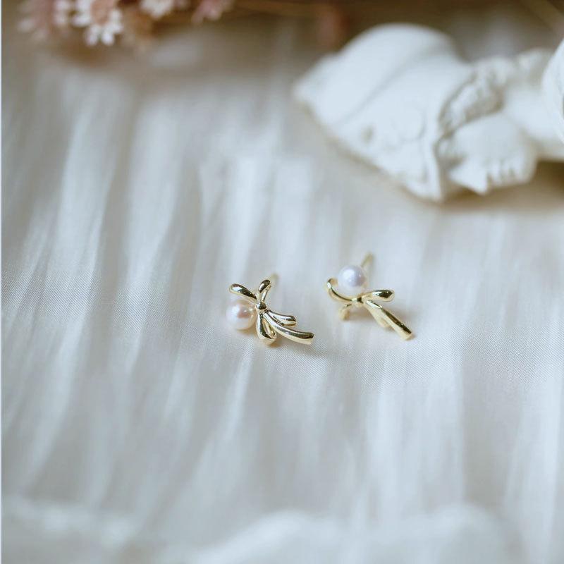 Kolczyki z perłową kokardką dla kobiet o wszechstronnym temperamencie, lśniące i wykwintne, wszechstronne, słodkie, retro