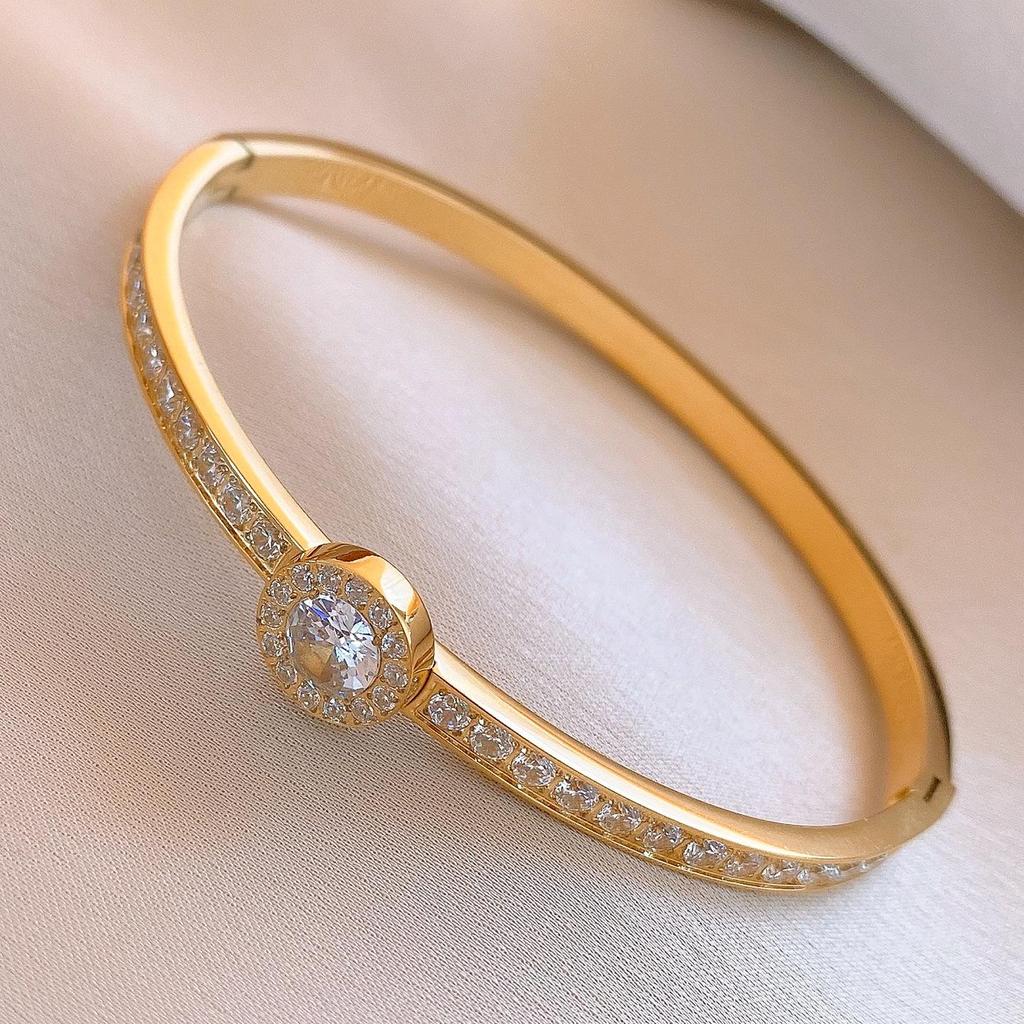 Stainless Steel Zircon Round Buckle Bangle: Luxury Fashion Bracelet for Versatile Wear.