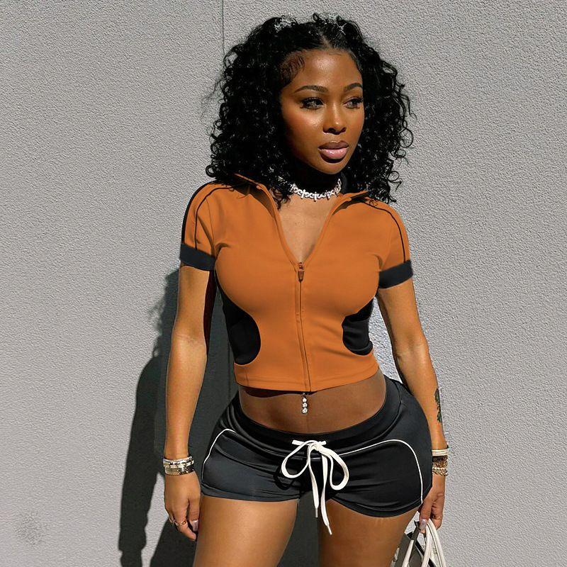 

Европейские и американские женщины 2025 Amoi Облегающий по фигуре Похудение Лоскутный Короткий рукав На молнии Топ с высокой талией Спортивный Суперкороткий Шорты Комплект Brown L