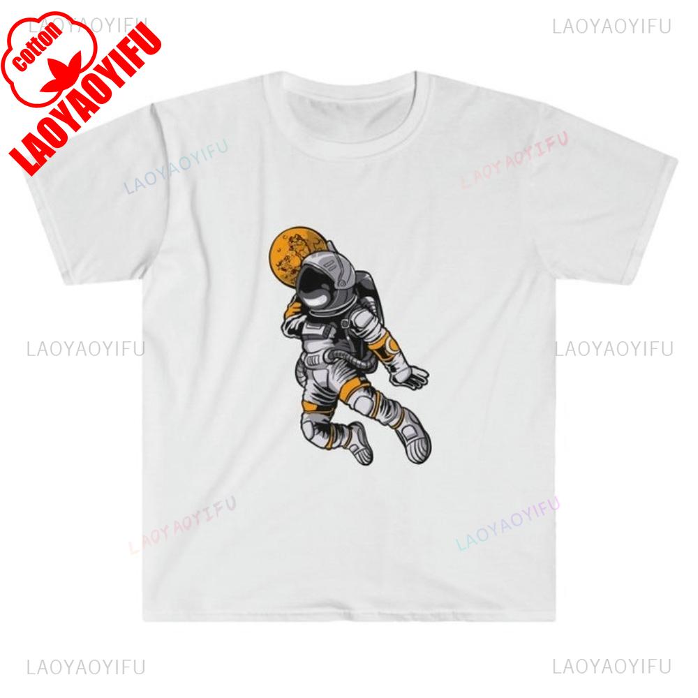 Astronaut Sees The Big Moon Men Graphic T Shirts Summer Loose Breathable High Quality Cotton Tshirt Classic Oneck Shortsleev