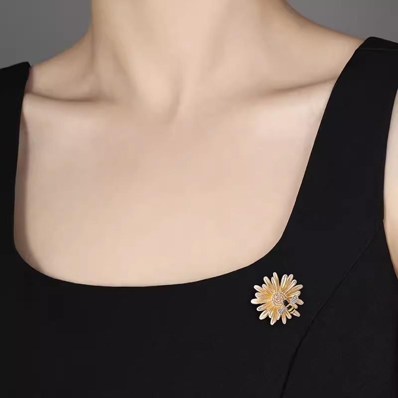 Smell Chrysanthemum Brooch High-End Female Cute Little Bee Daisy Corsage Fashion Animal And Plant Anti-Light Pin Suit Accessories