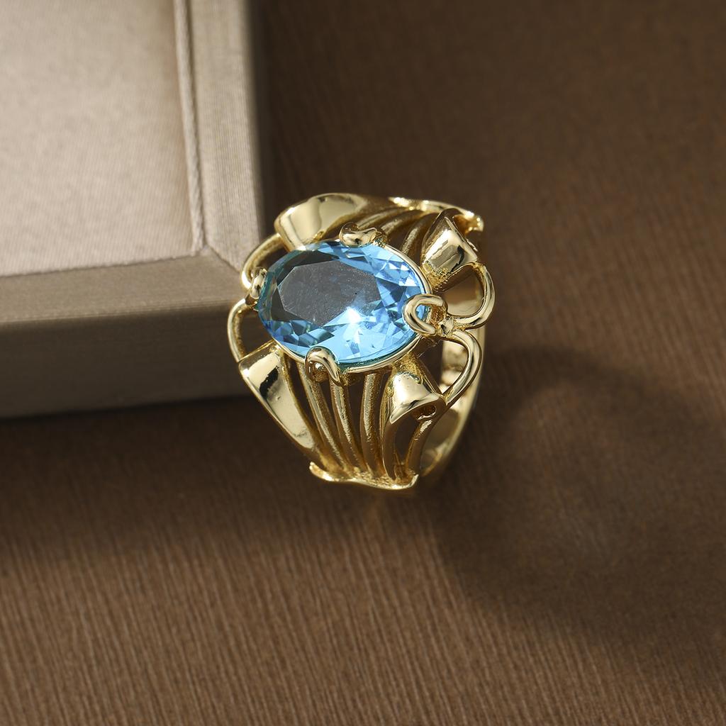 Retro Luxury Hollowed-out Artificial Gemstone Ring Made of Copper, a Ladies' Jewelry Ring Suitable for Formal Occasions
