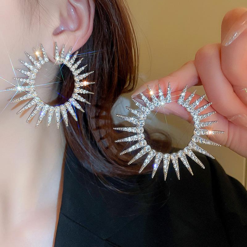 Srebrne kolczyki sztyfty w kształcie słonecznika wysadzane diamentami - Elegancka i modna biżuteria damska