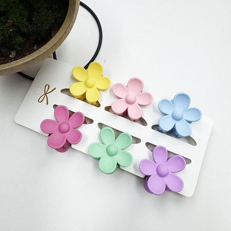 European & American 4CM Frangipani Claw Clip Hairpin - Fashionable Vacation Floral Accessory.
