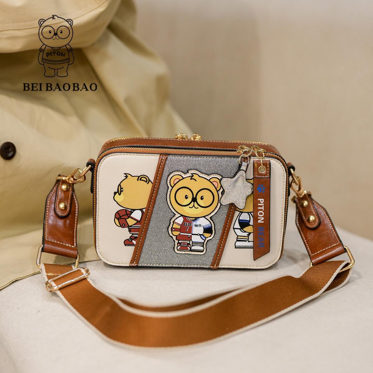 

Женская маленькая сумка кроссбоди с цветными блоками и широким ремнем коричневый