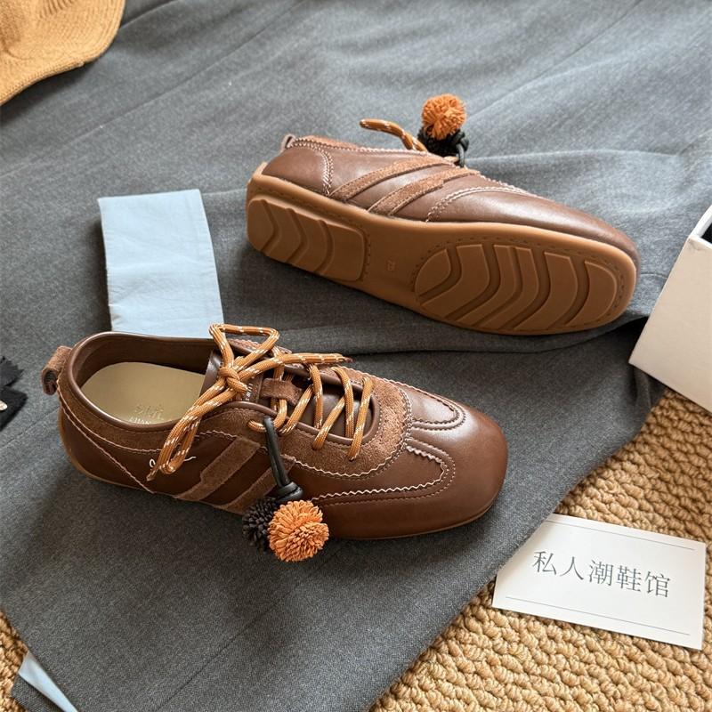 Dexun Schuhe Damen Frühherbst 2025 neu retro vielseitig weiche Sohle bequem niedrig geschnitten zum Schnüren Haarknäuel lässige Sportschuhe