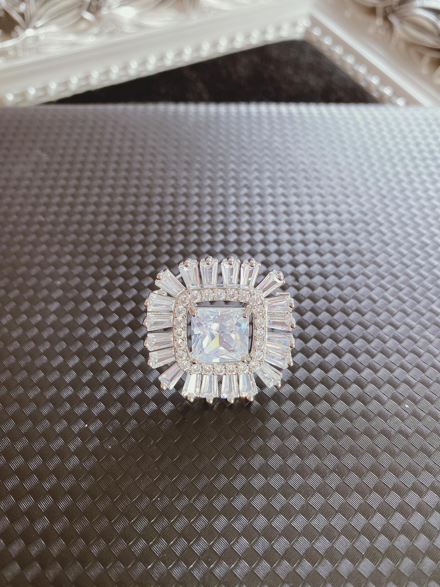 

Япония и Южная Корея Минималистская квадратная циркониевая брошь Антибликовая Превосходная роскошная циркониевая булавка для воротника Маленькая пуговица-булавка Украшение на шею белый