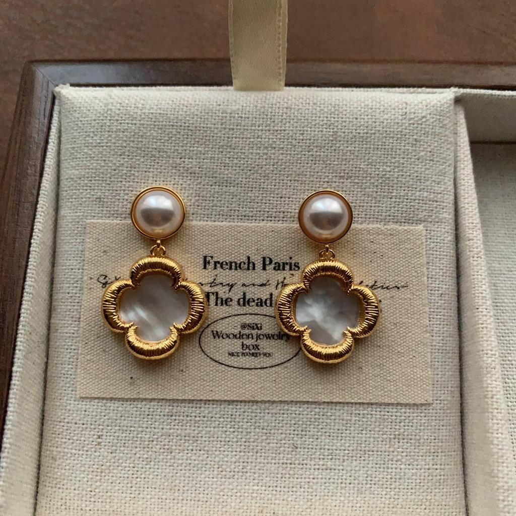 Gentle And Delicate Geometric Fritillary Stud Earrings, Niche And Versatile, Elegant And Simple, High-End Luxury Earrings, Women