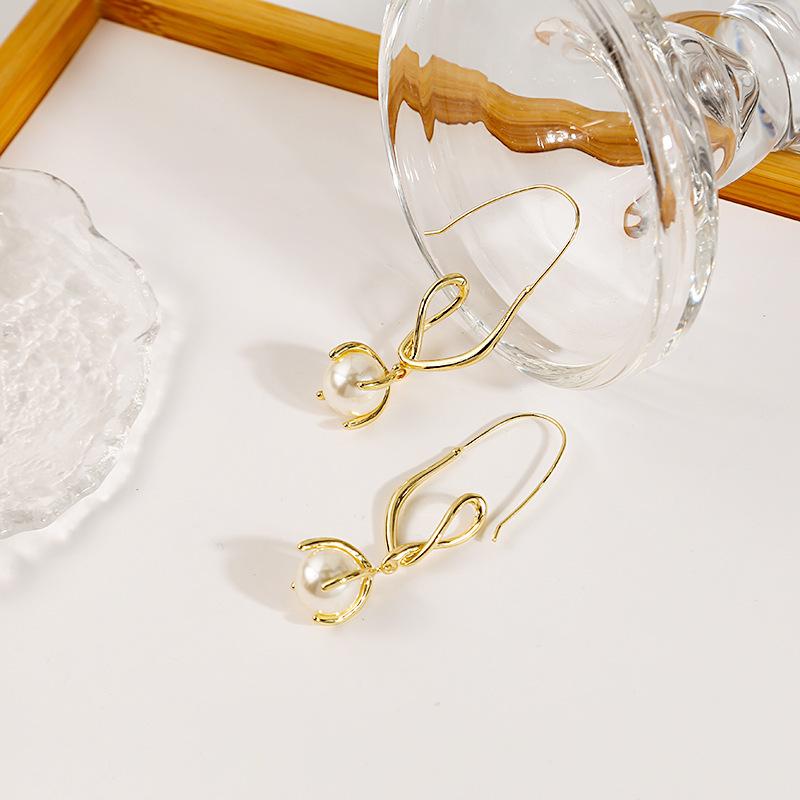 Light Luxury Simple Pearl Earrings Women'S Metal Smooth Pearl Geometric Star Love Ear Jewelry Of The Same Style
