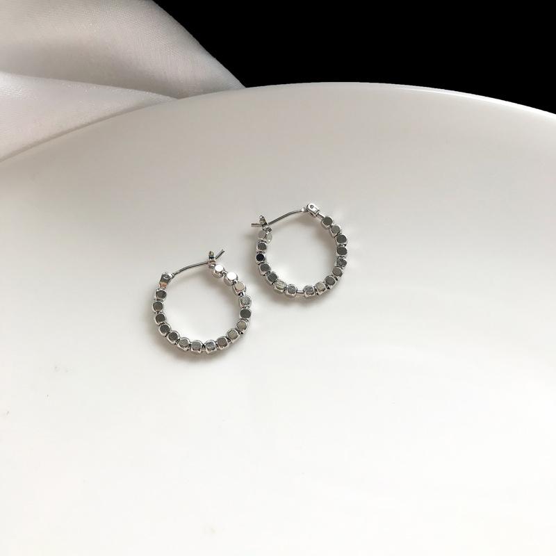 Autumn and winter niche design earrings, new trendy high-end earrings, exquisite and simple cold wind stud earrings, women серебряный