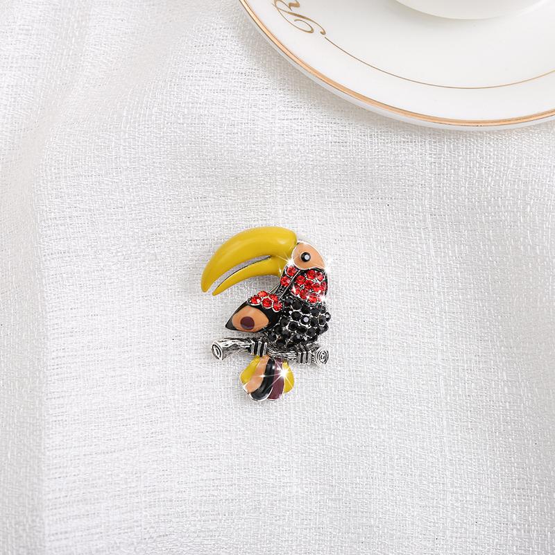 SKEDS Small Size Women Girls Cute Butterfly Owl Crystal Jewelry Brooch Retro Casual Sweater Dress Brooches Animal Badges Corsage
