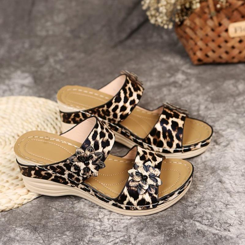 

Летние женские босоножки на танкетке с леопардовым принтом, шлепанцы с открытым носком, больших размеров 44, удобные шлепанцы на толстой подошве 35 цветной печати леопарда