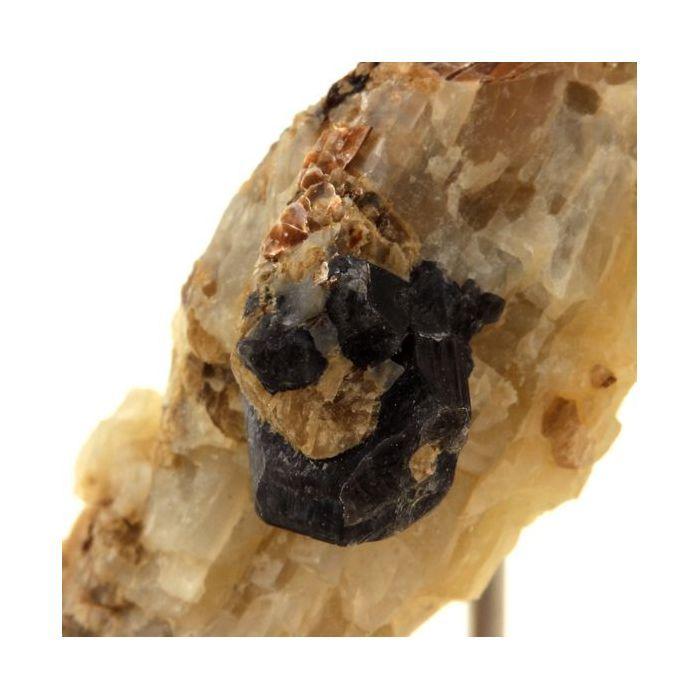 Pierres et Minéraux. Sapphirine. 88.5 ct. Morafeno, Tranomaro, Anosy, Madagascar.