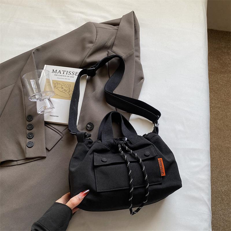 

2025 new contrasting color pleated shoulder bag nylon cloth casual versatile messenger bag large capacity lightweight bag women One size чорний