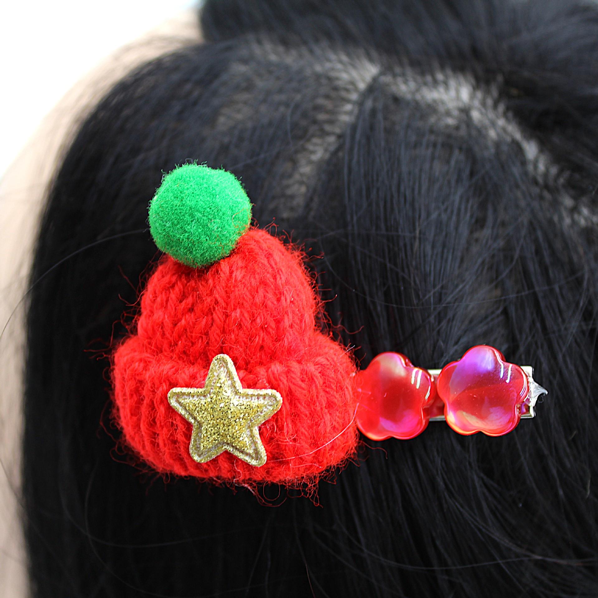 

Красно-зеленая вязаная рождественская шапка с бахромой из камней «кошачий глаз» и клипсой