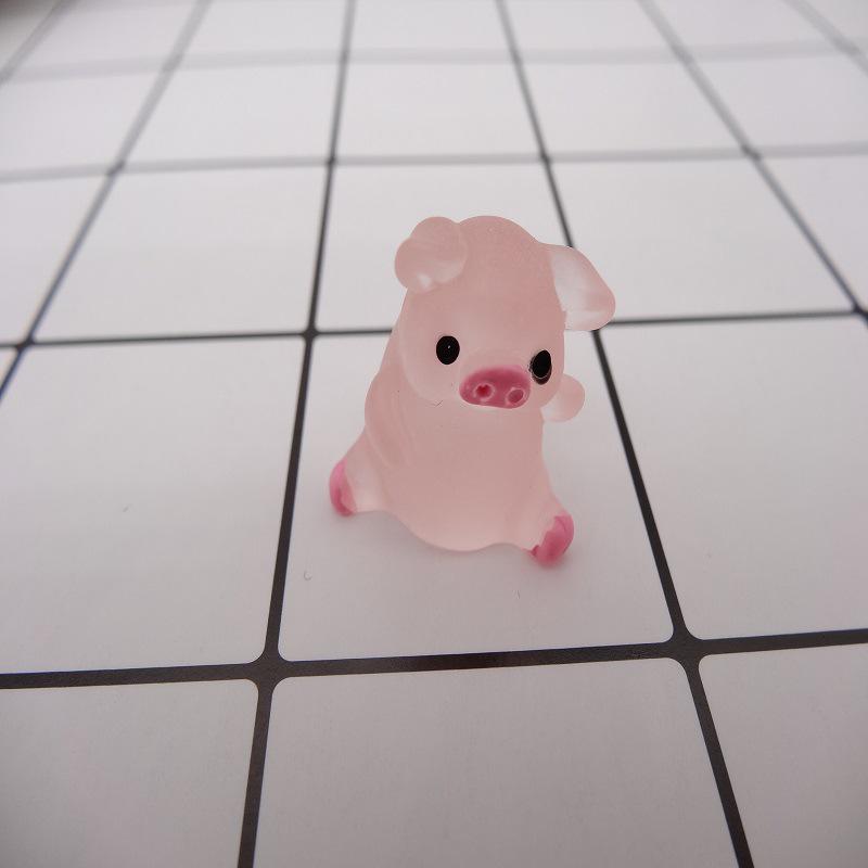 

Luminous Cute Pig Car Ornament Pendant with Cream Glue Phone Case Material