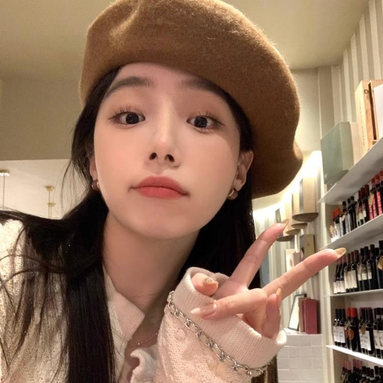 Maillard Love Heart Pearl Stud Earrings: Niche, High-End Design for Women, 2024.