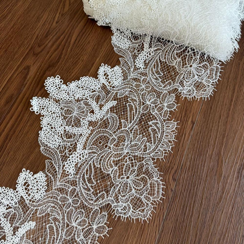 Krajka s vyšívaným zoubkovaným okrajem 1 yard Rybí hedvábná krajka Ruční práce Prolamovaná krajka Svatba