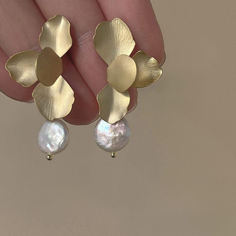 

Charm Gold Color Stainless Steel Petal Stud Earrings for Women Temperament Autumn and Winter Personality Design Pearl Jewelry