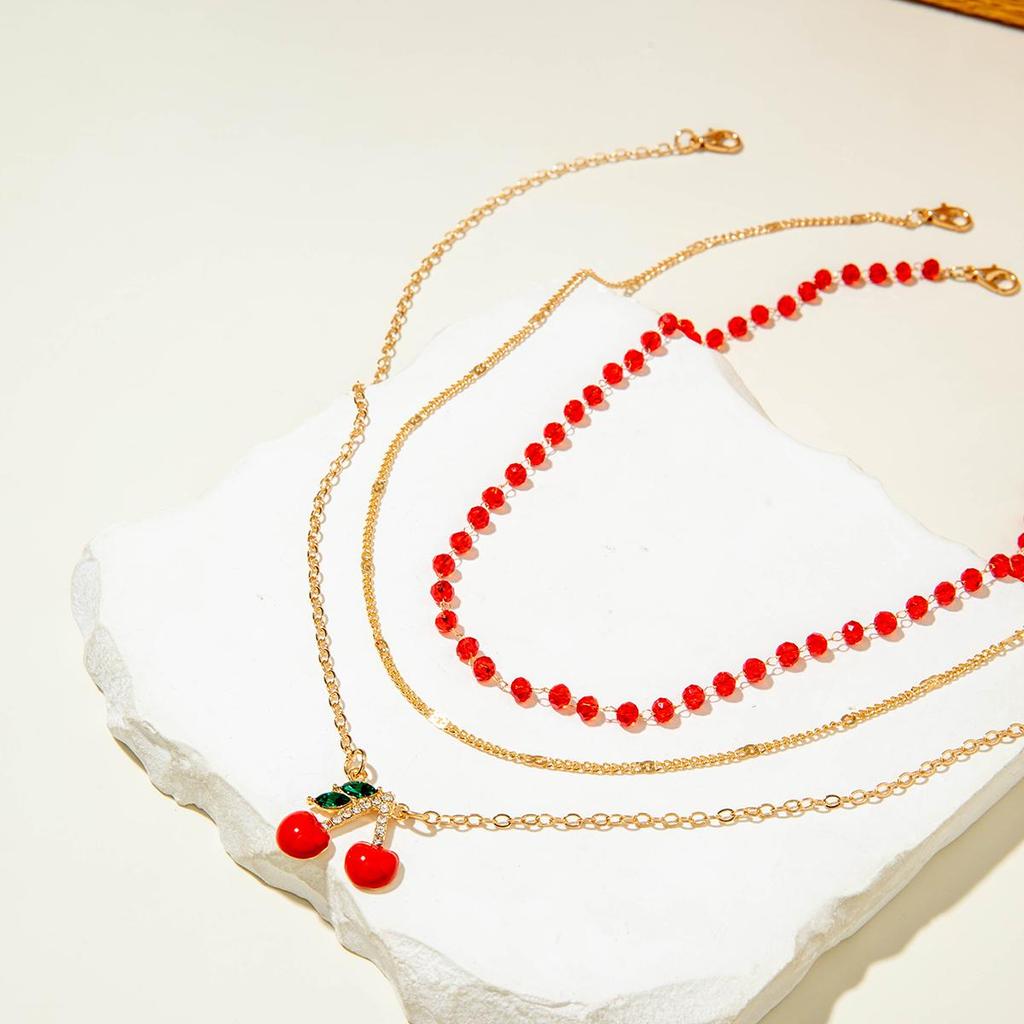 Grenzüberschreitendes rotes Reisperlen-Perlen mehrlagiges Halskettenset mit Strasssteinen Kirsche Kirschen Anhänger Halskette dreiteiliges Set