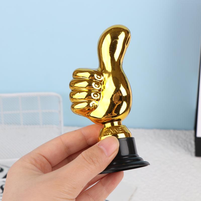 1 Styck Mini Segertroféer Prisutdelningar Tummen Upp Trofé Plast Guldtroféer Uppmuntran För Hem Skrivbordsdekor