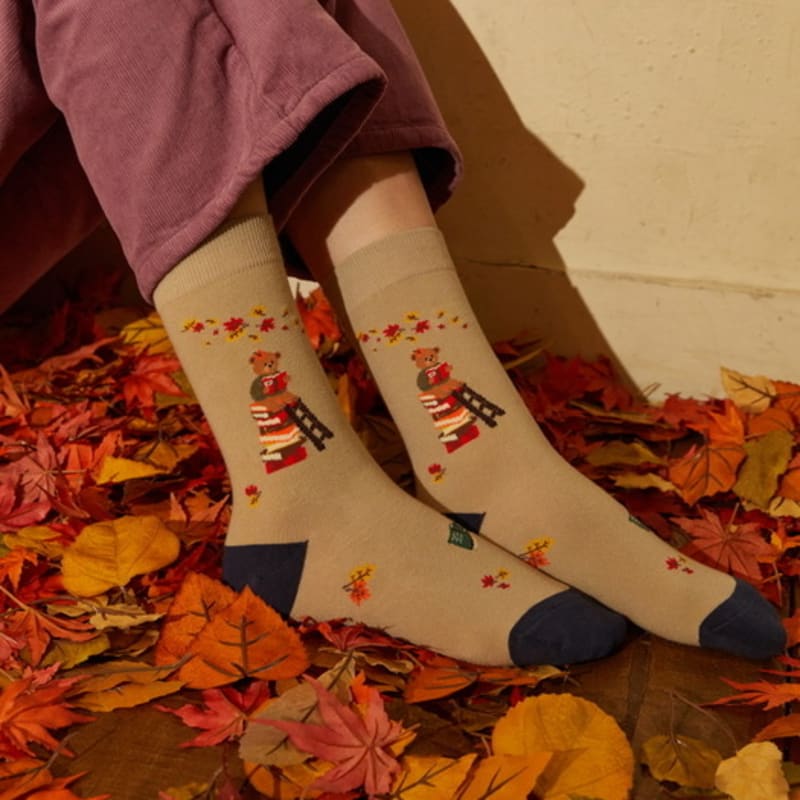 

SOCKS APPEAL bear reading book with falling leaves free