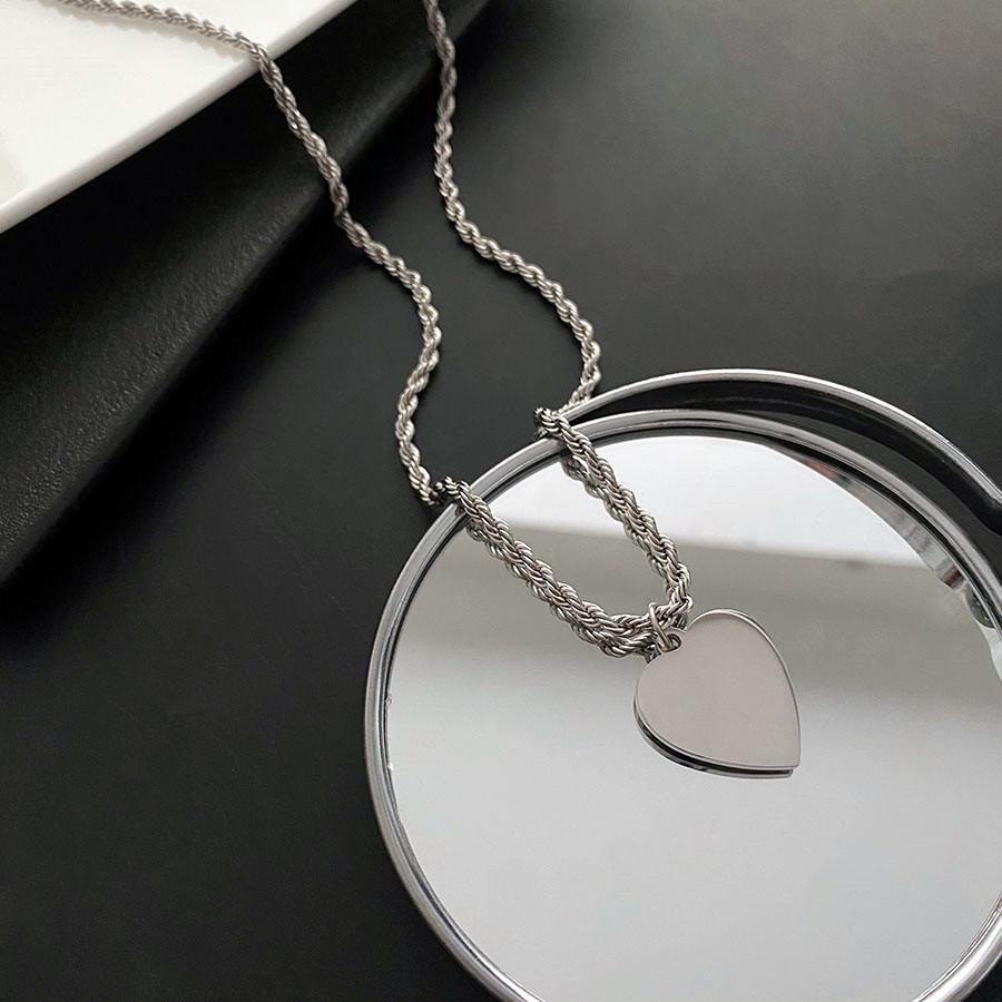 Heart-shaped Titanium Steel Pendant Necklace: Non-Fading Glossy Clavicle Chain for Women In High-End Niche Design.