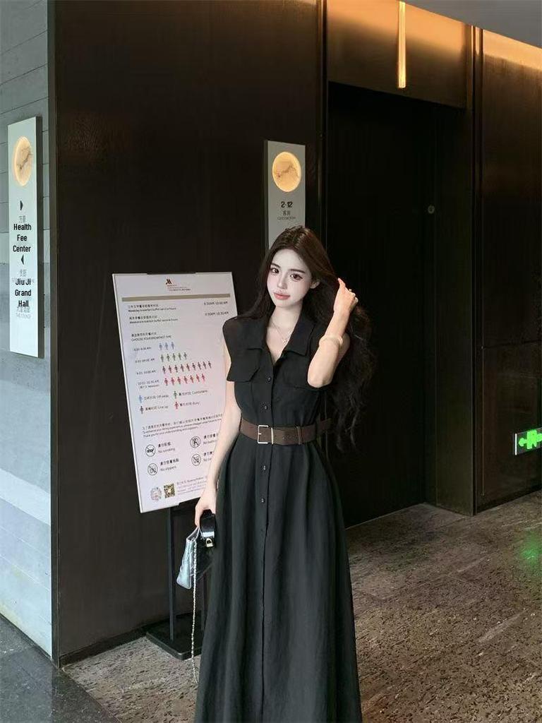 Elegantes schwarzes ärmelloses Kleid mit Hemdkragen & schlankmachender Taille