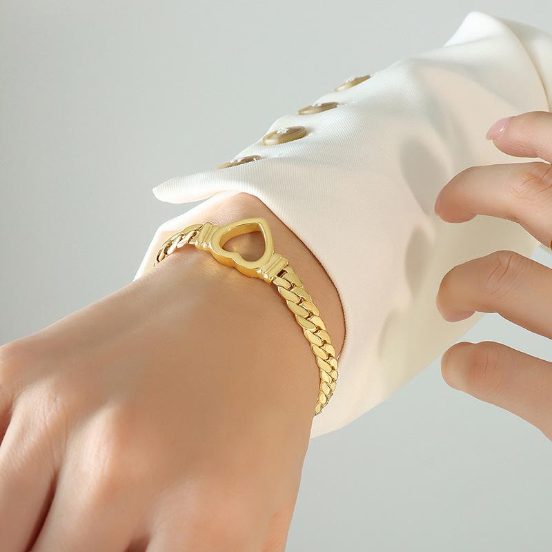 Elegant Gold-Plated Heart Chain Bracelet with Unique Cut-Out Design