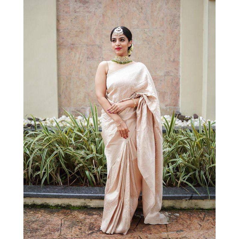 Dieser wunderschöne Saree ist elegant mit wunderschönem solidem Jacquard-Gewebe verziert, das dem Outfit einen perfekten Look verleiht.